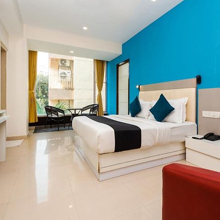 Hotel Aura - Near Malad Link Road Ґорай Екстер'єр фото
