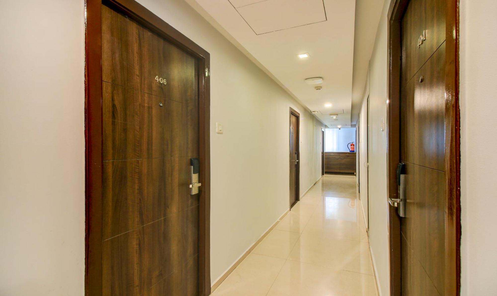 Hotel Aura - Near Malad Link Road Ґорай Екстер'єр фото