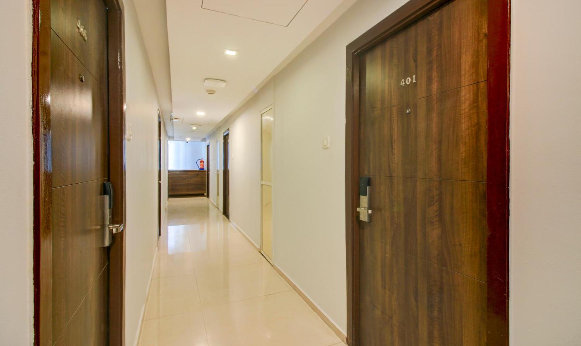 Hotel Aura - Near Malad Link Road Ґорай Екстер'єр фото